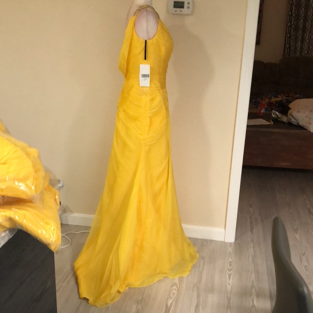 Yellow Chiffon one shoulder - Picture 8 of 13